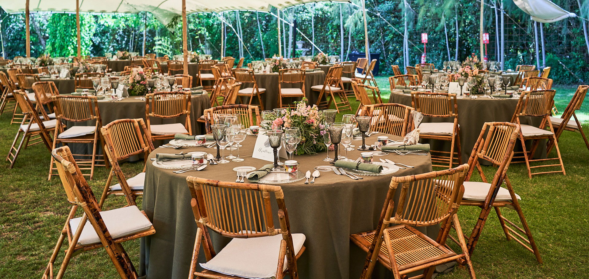 Banquete bajo la carpa, en el jardín